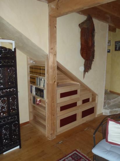meuble sous escalier en frêne et verre laqué